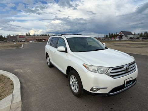Used 2012 Toyota Highlander 4WD w/ Tech Pkg image 2