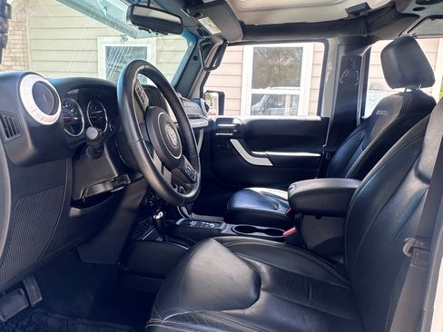 Used 2017 Jeep Wrangler Unlimited Sahara w/ Max Tow Package AWD/4WD image 16