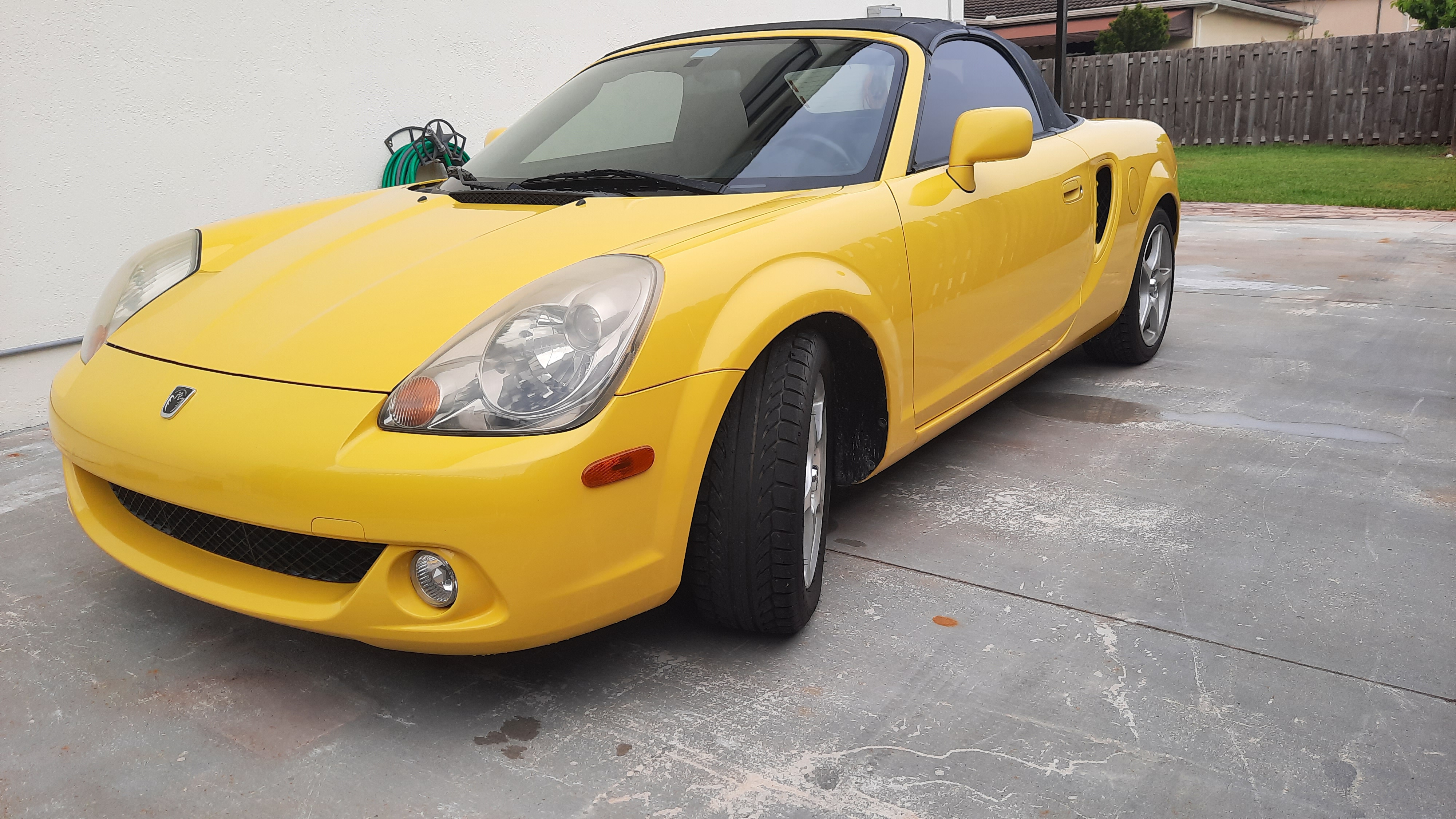 Used 2003 Toyota MR2 w/ Preferred Accessory Pkg RWD image 2