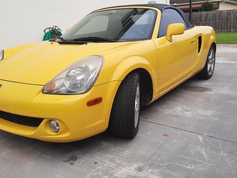 Used 2003 Toyota MR2 image 2
