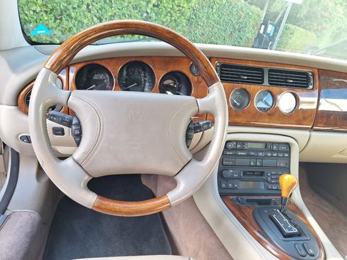 Used 2000 Jaguar XK8 Convertible image 8