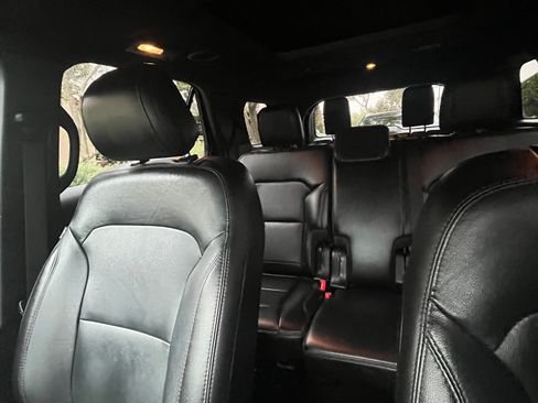 Used 2017 Ford Explorer XLT w/ Equipment Group 202A image 9