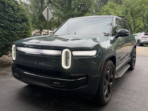 Used 2026 Rivian R1S Premium Quad AWD/4WD image 2
