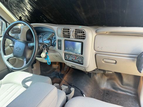 Used 2003 Chevrolet S10 Pickup 2WD Regular Cab image 12
