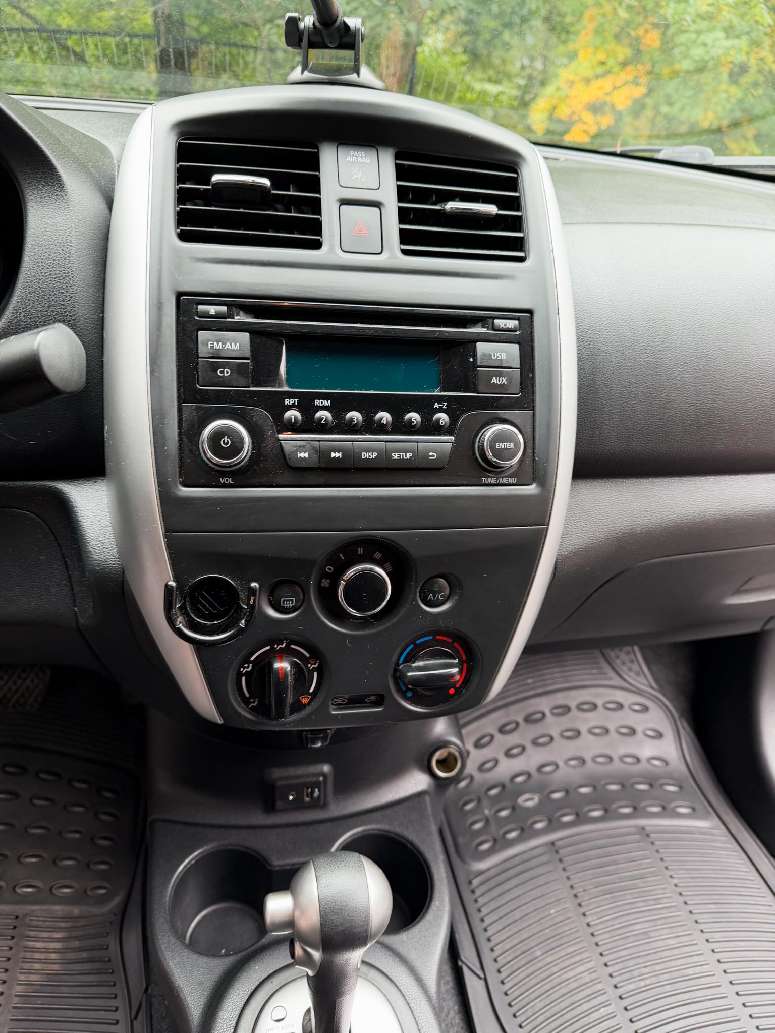 Used 2017 Nissan Versa SV FWD image 5