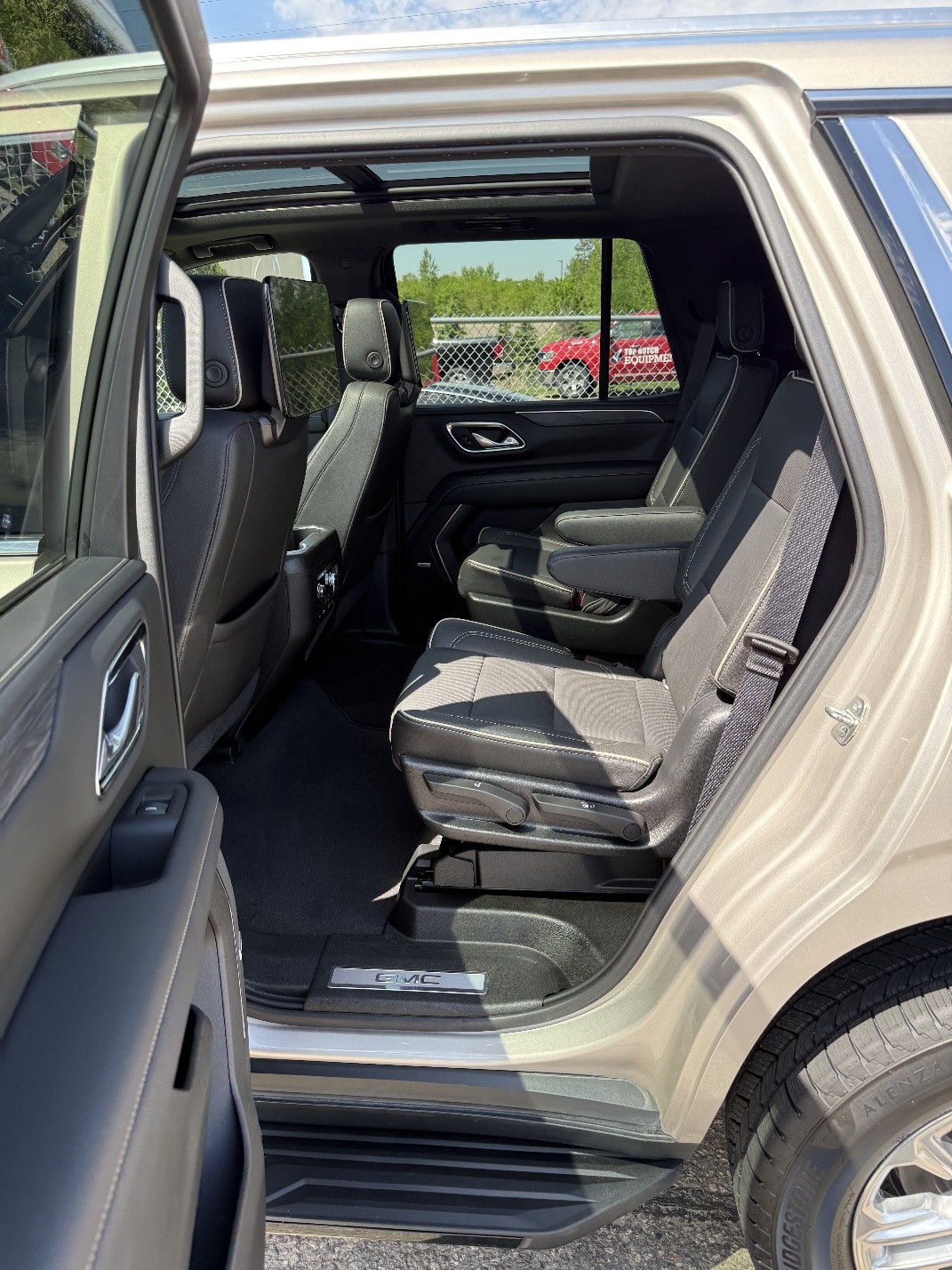 Used 2021 GMC Yukon SLT w/ SLT Premium Package AWD/4WD image 9