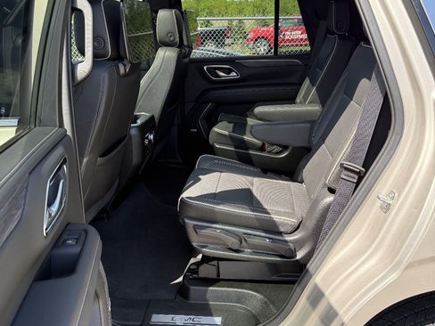 Used 2021 GMC Yukon SLT w/ SLT Premium Package AWD/4WD image 9
