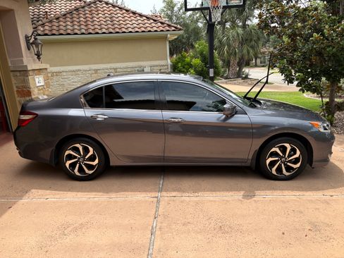 Used 2017 Honda Accord EX image 10