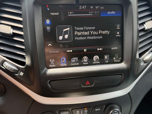 Used 2018 Jeep Cherokee Latitude Plus w/ Cold Weather Group FWD image 12