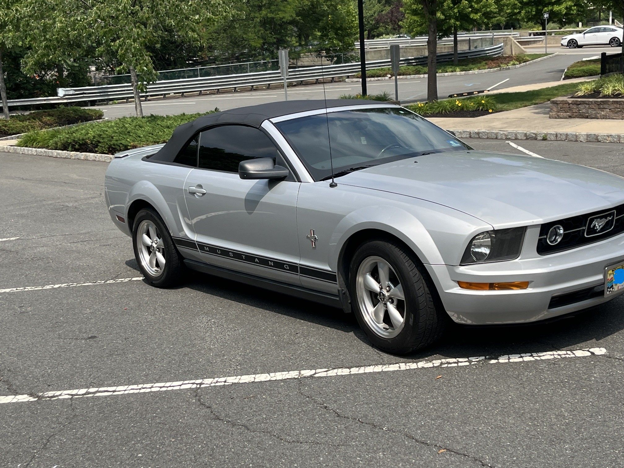 Used 2007 Ford Mustang Convertible RWD image 2