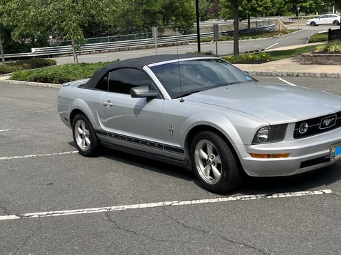Used 2007 Ford Mustang Convertible RWD image 2