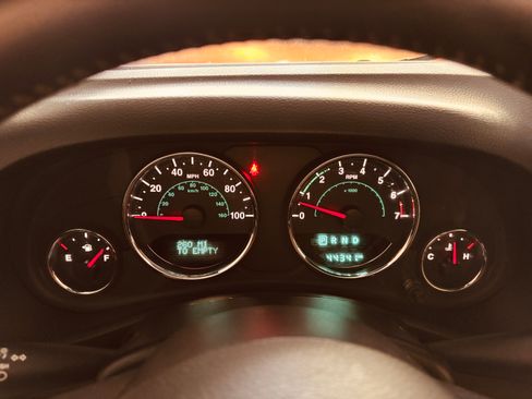 Used 2015 Jeep Wrangler Unlimited Sahara w/ Connectivity Group image 11