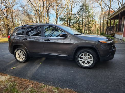 Used 2017 Jeep Cherokee Latitude w/ Cold Weather Group image 11