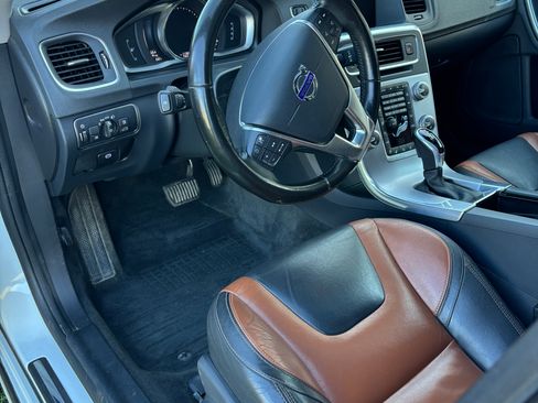 Used 2017 Volvo V60 T5 Cross Country Platinum w/ Climate Package image 10