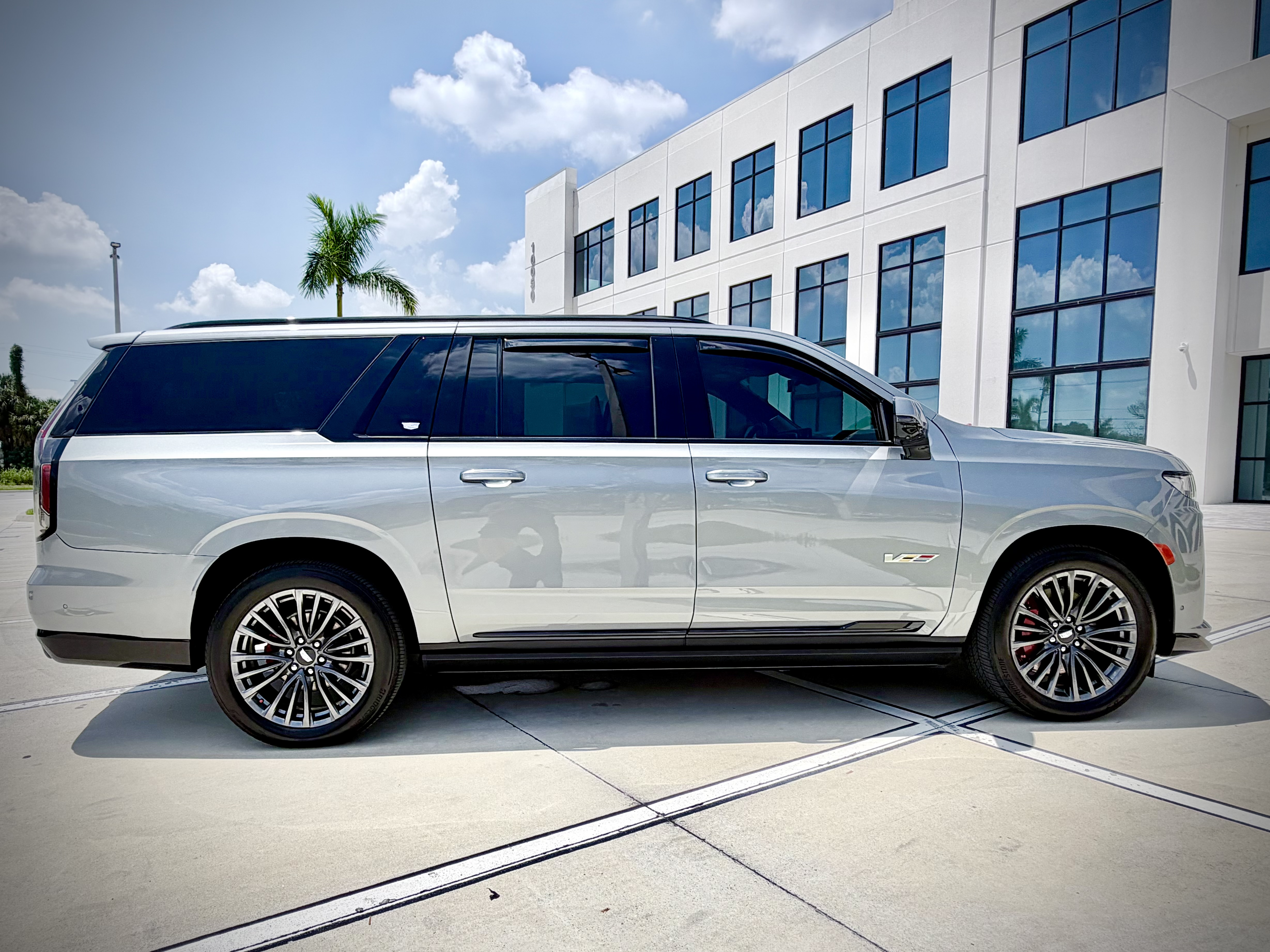 Used 2023 Cadillac Escalade ESV V AWD/4WD image 18