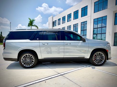 Used 2023 Cadillac Escalade ESV V AWD/4WD image 11