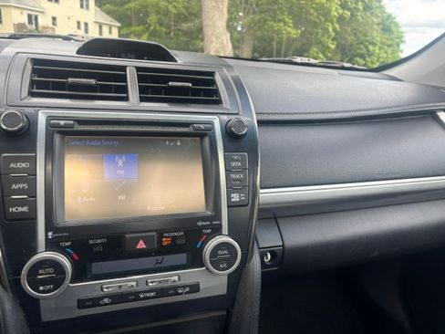 Used 2014 Toyota Camry SE w/ Moonroof Package FWD image 10