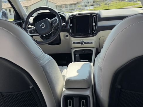 Used 2020 Volvo XC40 T5 Momentum w/ Premium Package image 16