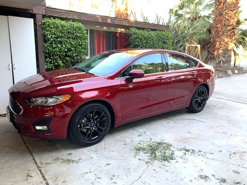 Used 2019 Ford Fusion SE w/ Equipment Group 151A image 2