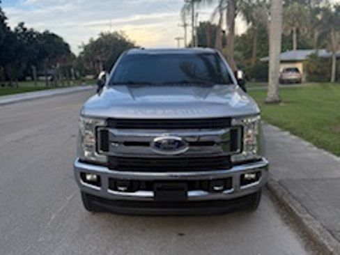 Used 2017 Ford F250 XLT w/ XLT Premium Package AWD/4WD image 4