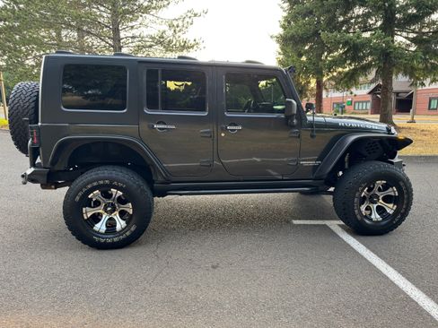 Used 2010 Jeep Wrangler Unlimited Rubicon w/ Dual Top Group AWD/4WD image 14