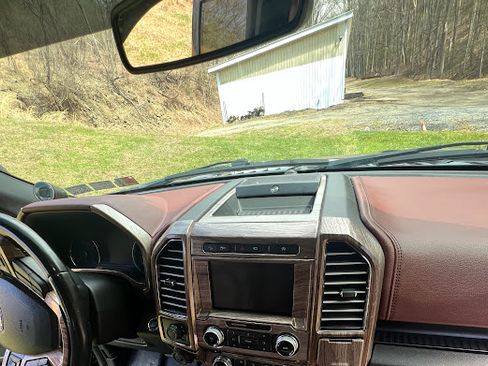 Used 2018 Ford F150 Platinum w/ Equipment Group 701A Luxury image 21