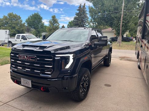 Used 2025 GMC Sierra 2500 AT4X AWD/4WD image 2