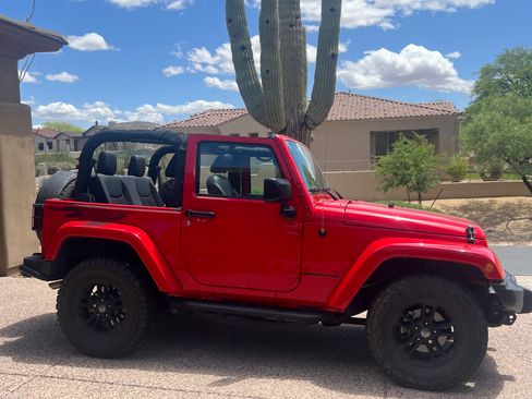 Used 2017 Jeep Wrangler Sahara AWD/4WD image 6