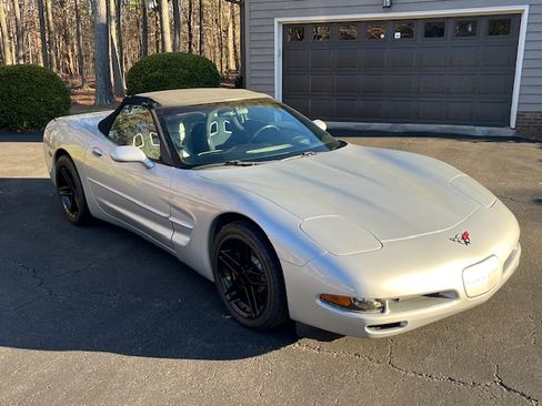 Used 2000 Chevrolet Corvette Convertible w/ Performance Handling Pkg image 2