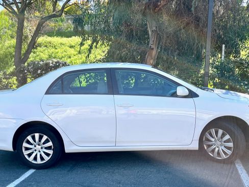 Used 2012 Toyota Corolla LE FWD image 1