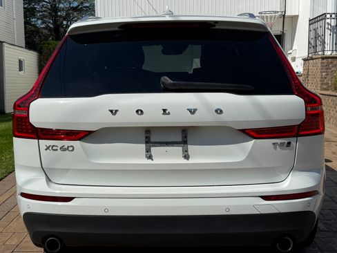 Used 2021 Volvo XC60 T5 Momentum w/ Protection Package AWD/4WD image 9