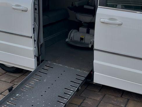 Used 2010 Chrysler Town & Country Touring image 9