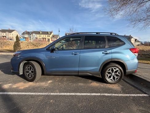 Used 2023 Subaru Forester Premium image 1
