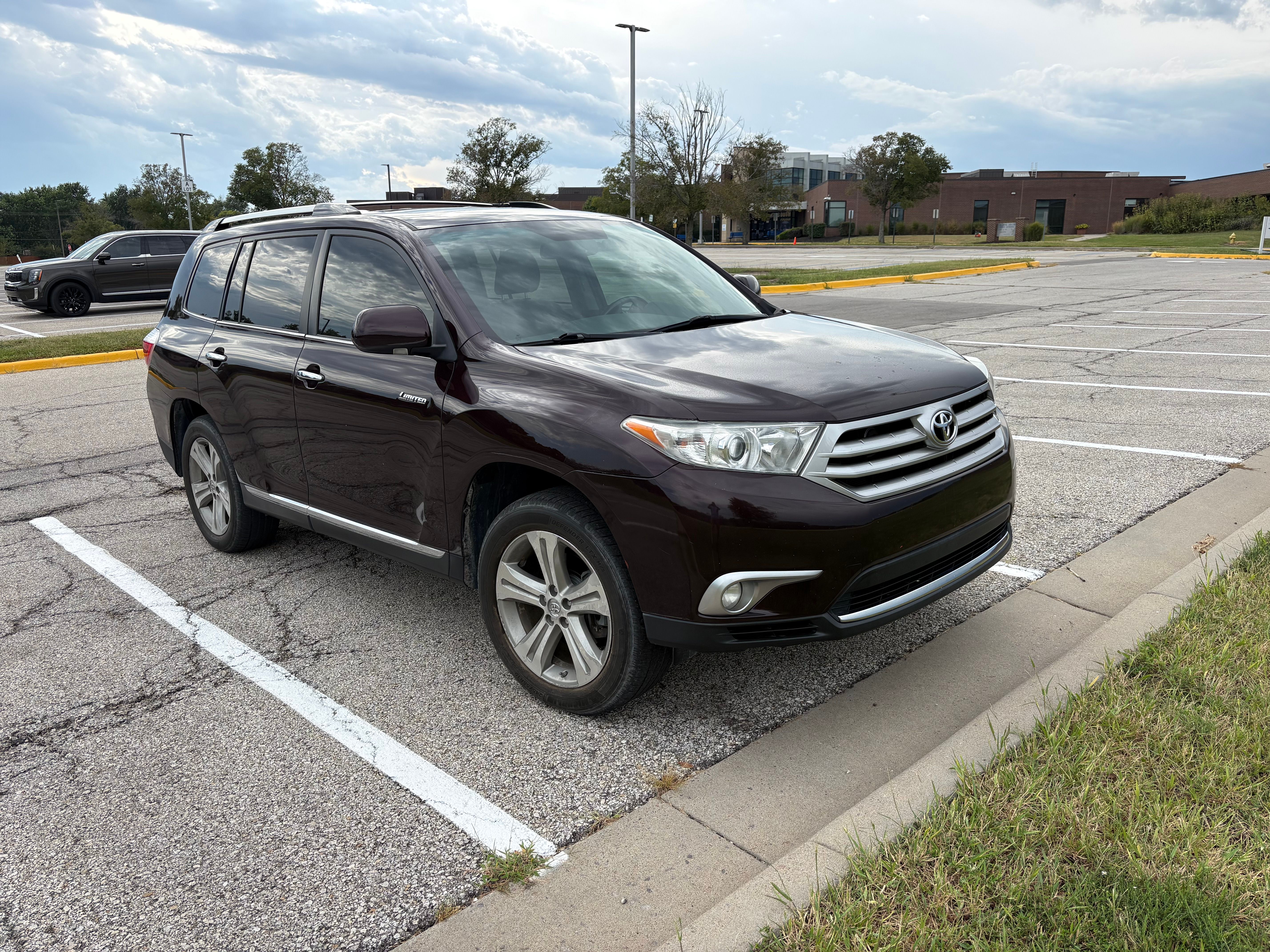 Used 2011 Toyota Highlander Limited w/ Tow Pkg AWD/4WD image 8
