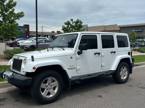 Used 2012 Jeep Wrangler Unlimited Sahara w/ Connectivity Group AWD/4WD image 2
