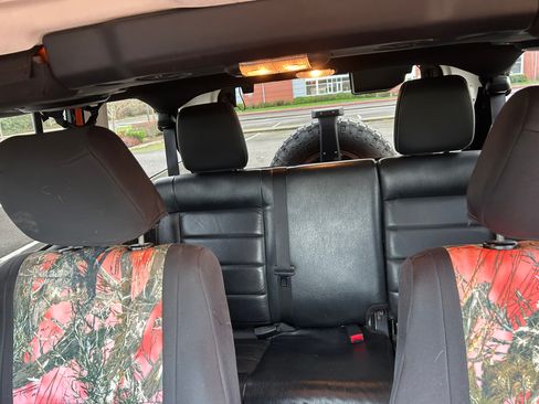 Used 2012 Jeep Wrangler Unlimited Rubicon w/ Connectivity Group image 13