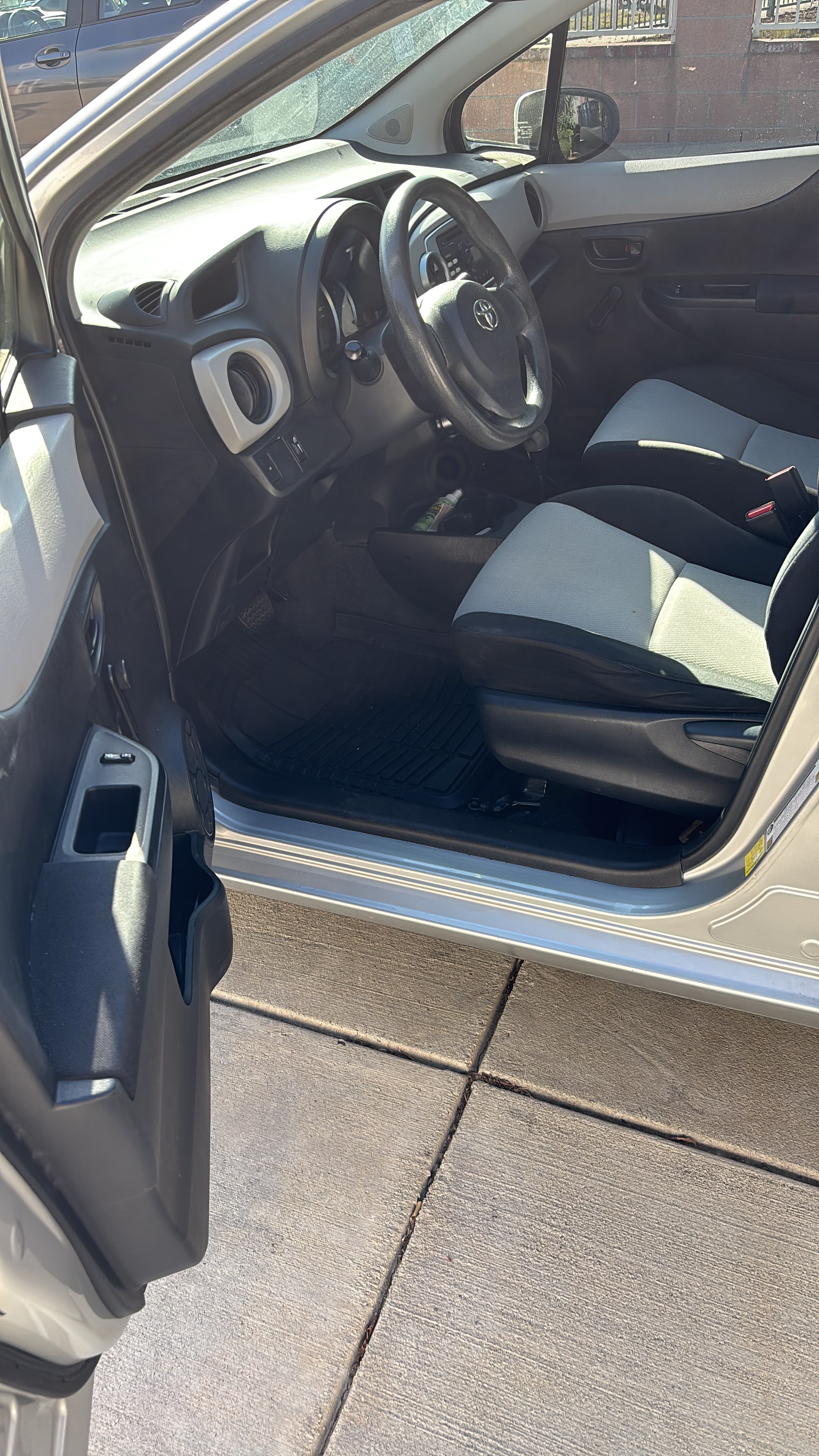 Used 2014 Toyota Yaris L FWD image 9