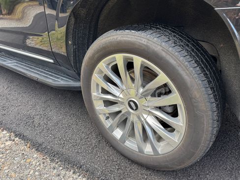 Used 2023 Cadillac Escalade ESV Premium Luxury image 11