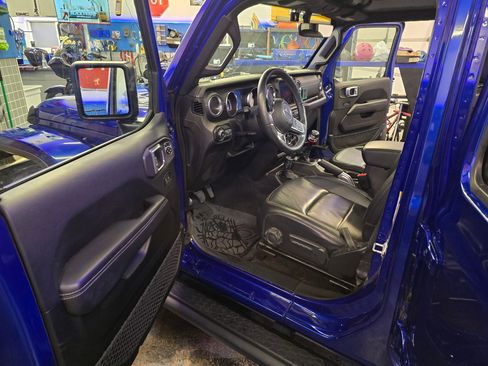 Used 2019 Jeep Wrangler Unlimited Sahara image 14