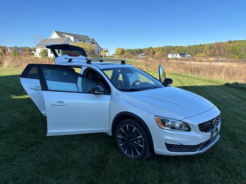 Used 2017 Volvo V60 T5 Cross Country Platinum w/ Climate Package image 6