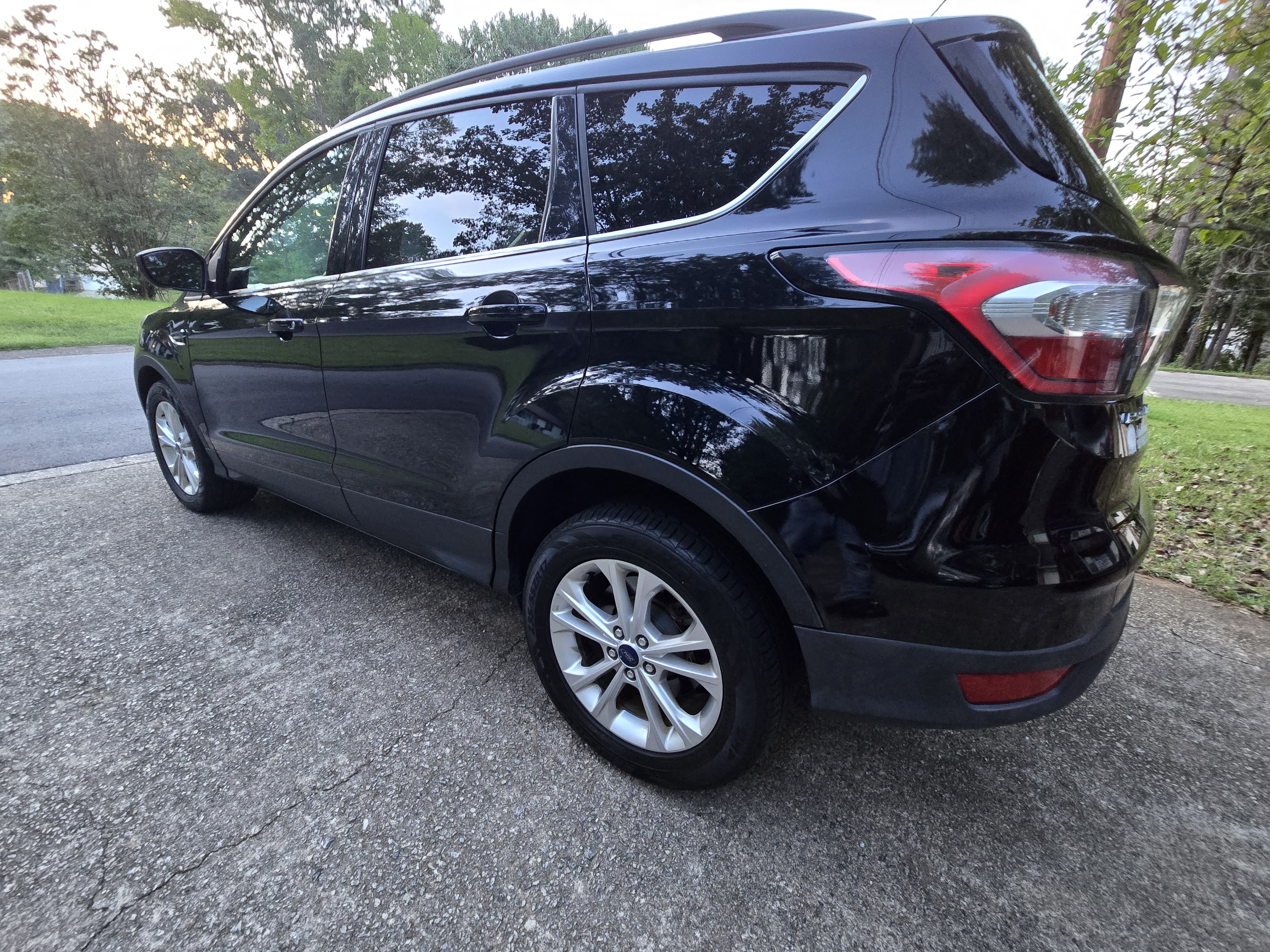 Used 2018 Ford Escape SE AWD/4WD image 1