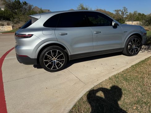Used 2022 Porsche Cayenne E-Hybrid Sport Utility 4D image 23