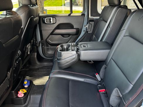 Used 2025 Jeep Wrangler Unlimited Rubicon AWD/4WD image 11