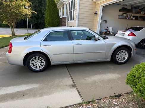 Used 2008 Chrysler 300 Touring w/ Comfort/Convenience Group RWD image 2