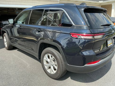 Used 2023 Jeep Grand Cherokee Limited AWD/4WD image 9