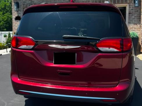 Used 2017 Chrysler Pacifica Limited FWD image 5