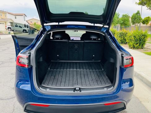 Used 2022 Tesla Model Y Long Range image 12