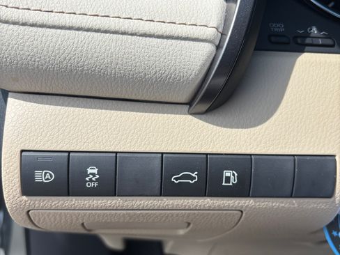Used 2018 Toyota Camry XLE FWD image 12
