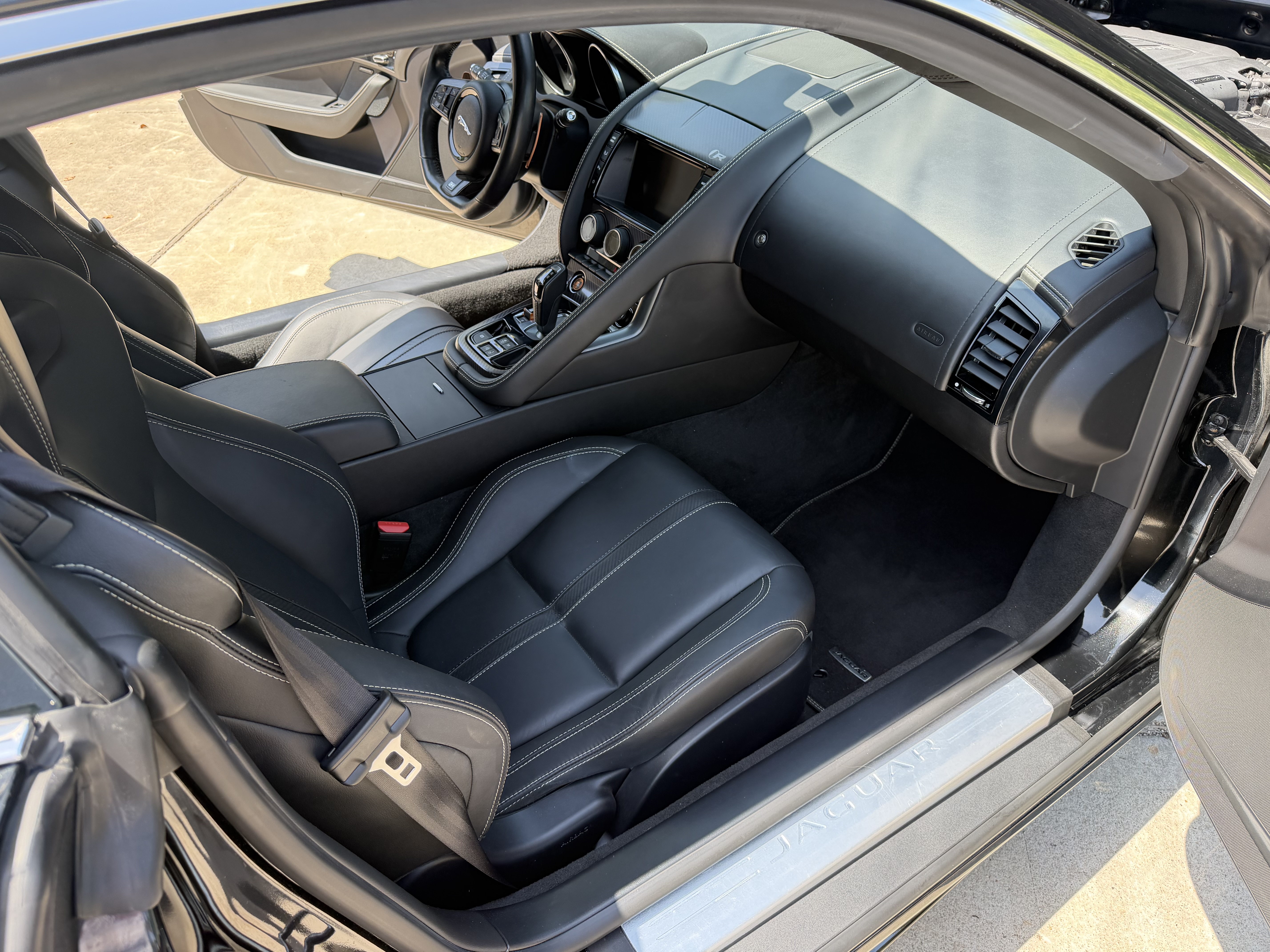 Used 2015 Jaguar F-TYPE R RWD image 14