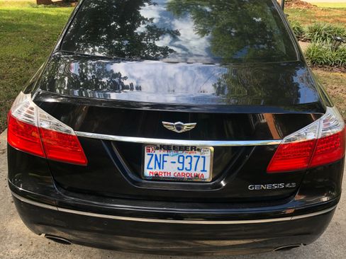 Used 2009 Hyundai Genesis 4.6 w/ Technology Pkg 5 RWD image 4